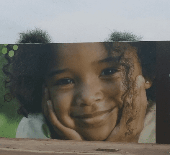 מדבקות ויטרינה